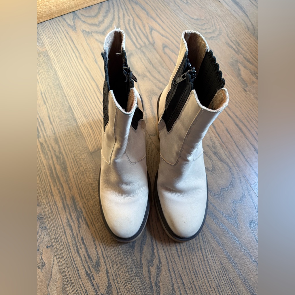 Free People James Chelsea Boots In Cream With Black Accents. Size 40 Or 9us.